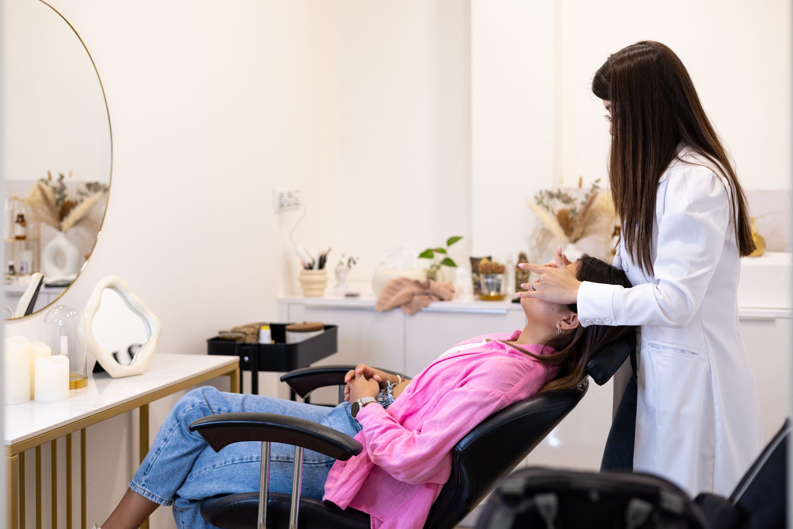 seorang perempuan sedang melakukan treatment di Klinik kecantikan surabaya premium