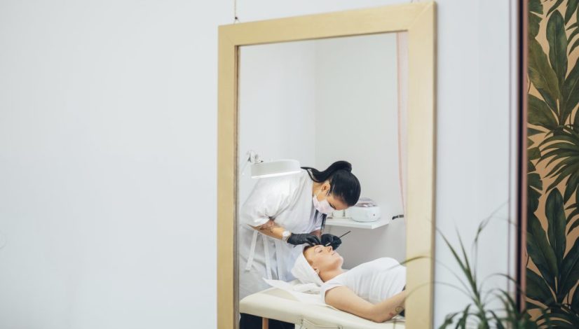 suasana di klinik kecantikan lavalen beauty saat terapis melakukan treatment kepada customer.