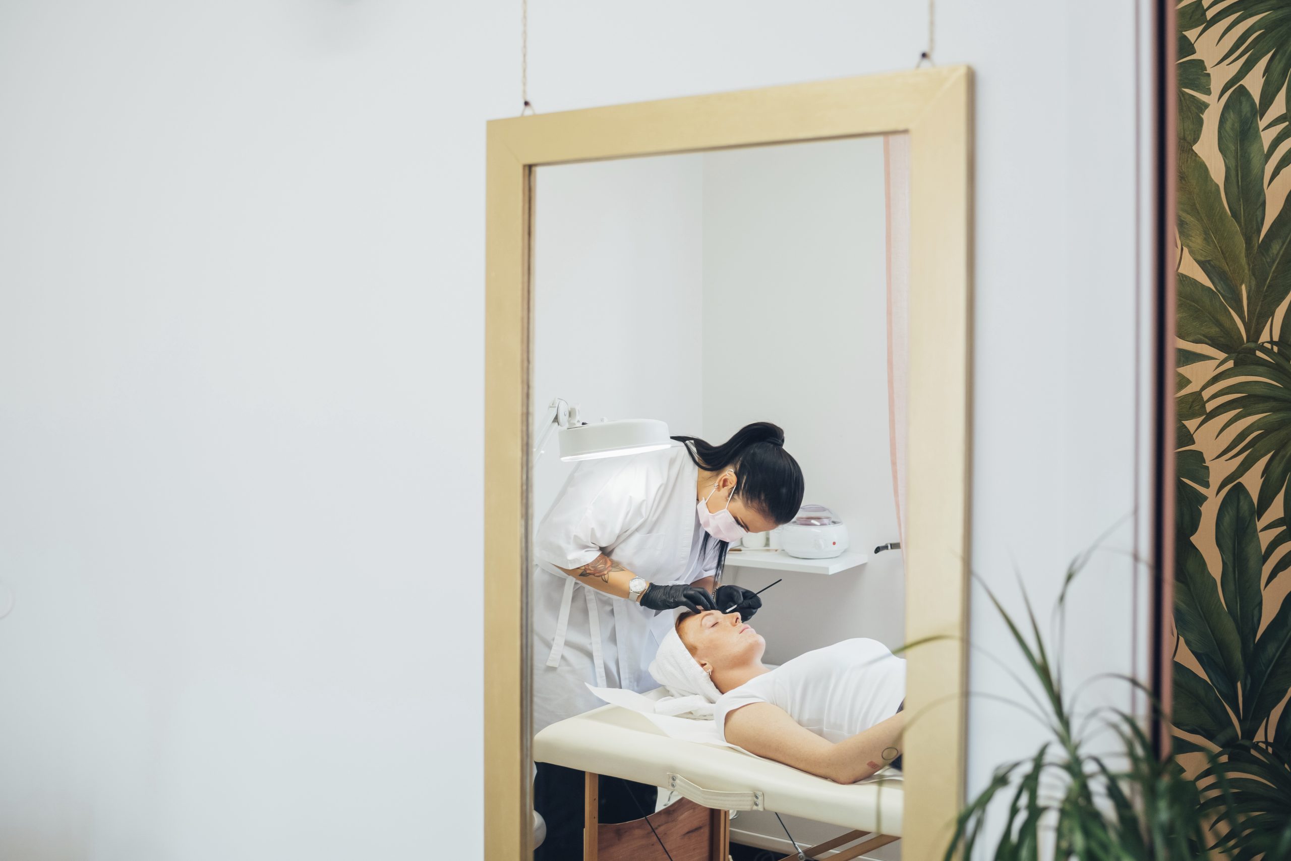 suasana di klinik kecantikan lavalen beauty saat terapis melakukan treatment kepada customer.
