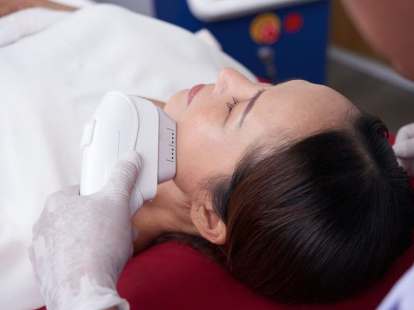 seorang Wanita yang sedang menjalani treatment HIFU di klinik kecantikan Lavalen Beauty