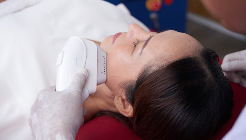 seorang Wanita yang sedang menjalani treatment HIFU di klinik kecantikan Lavalen Beauty