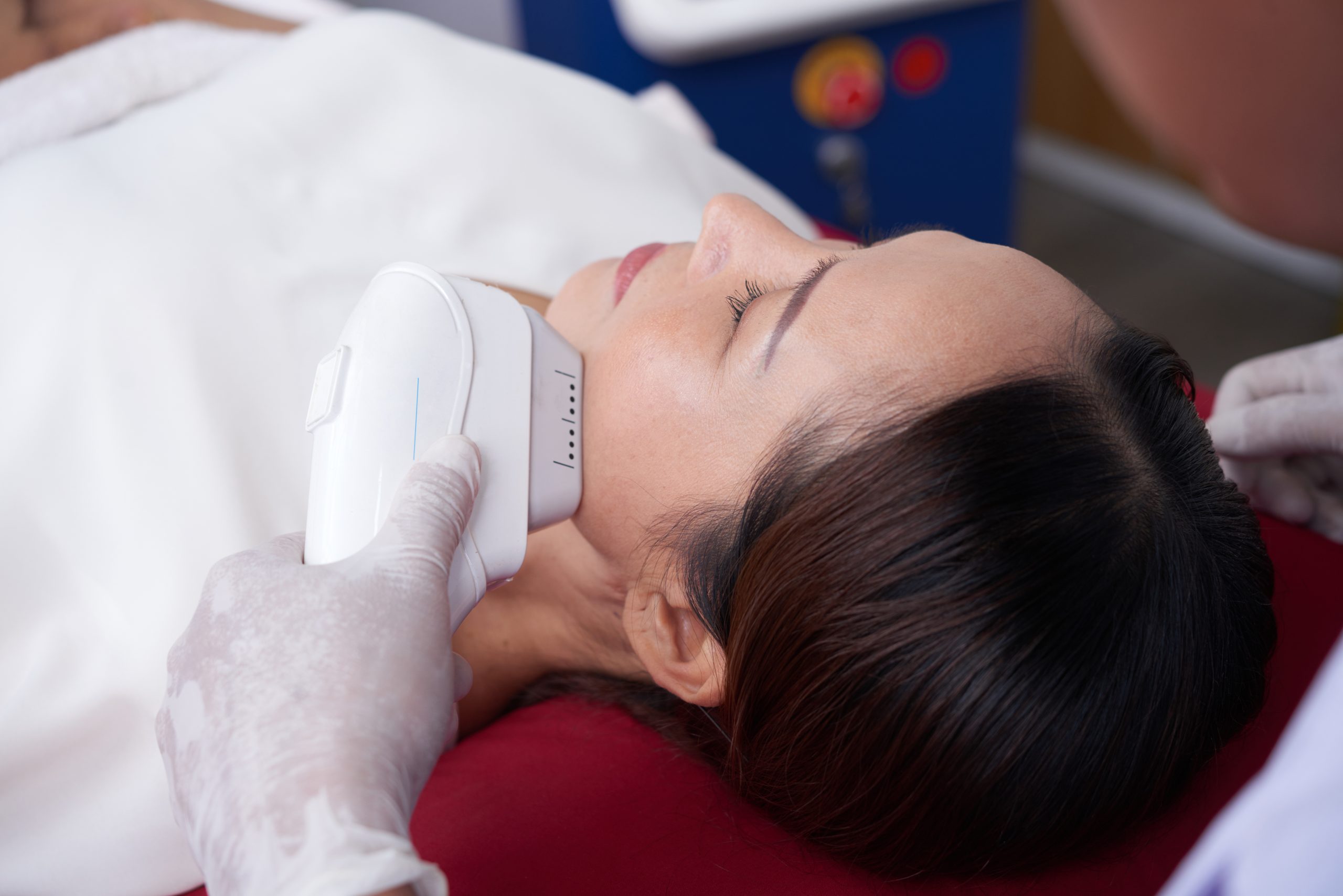 seorang Wanita yang sedang menjalani treatment HIFU di klinik kecantikan Lavalen Beauty