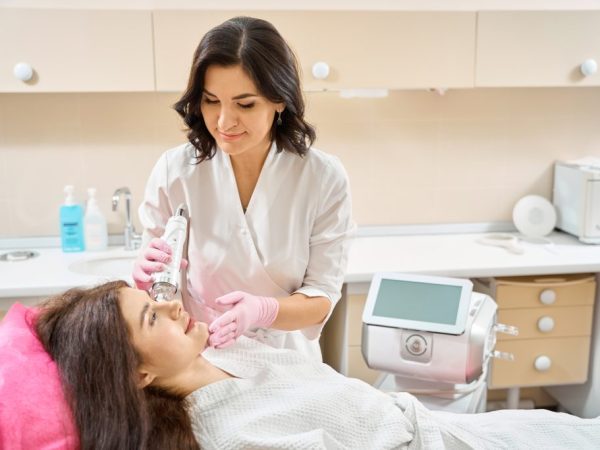 seorang perempuan melakukan treatment Mesotherapy Wajah di Lavalen Beauty