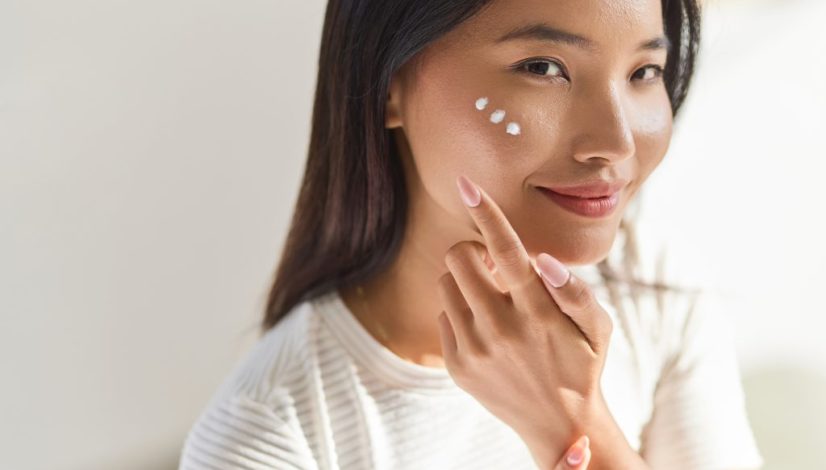 seorang Wanita yang sedang cara Reapply Sunscreen saat mudik