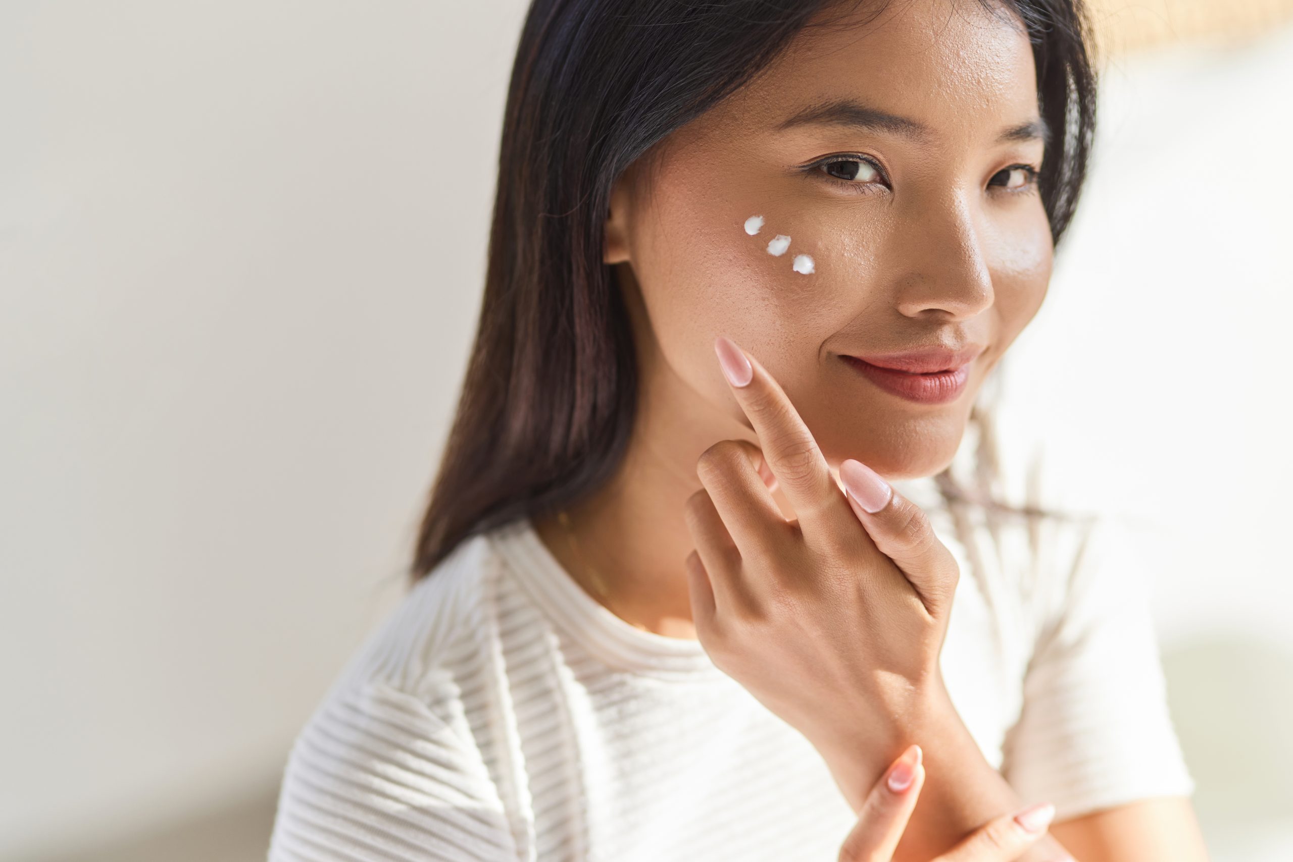 seorang Wanita yang sedang cara Reapply Sunscreen saat mudik